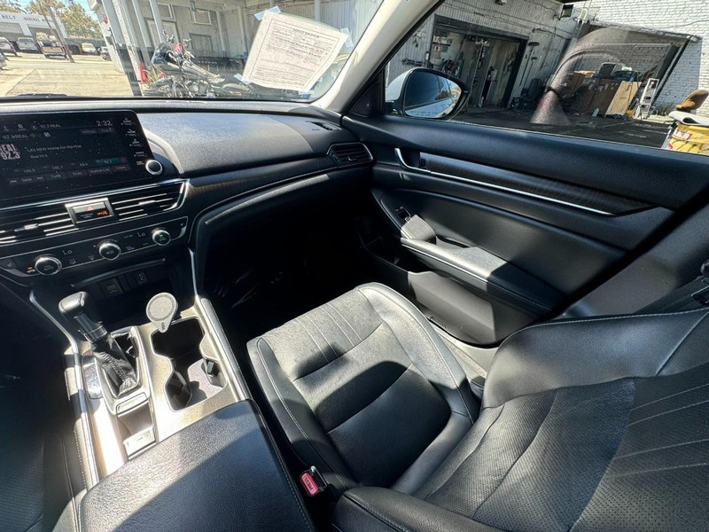 Honda Accord Sedan Vehicle Full-screen Gallery Image 19