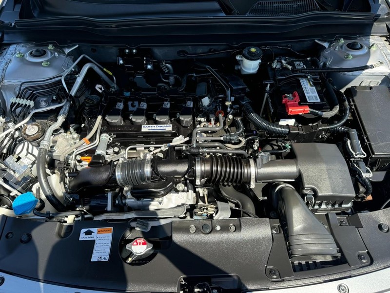 Honda Accord Sedan Vehicle Full-screen Gallery Image 26