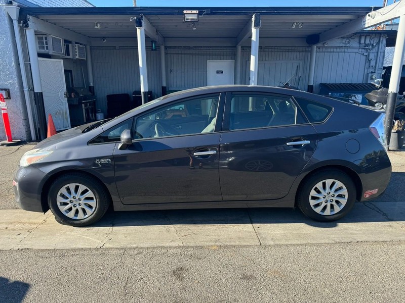 Toyota Prius Plug-In Vehicle Full-screen Gallery Image 2