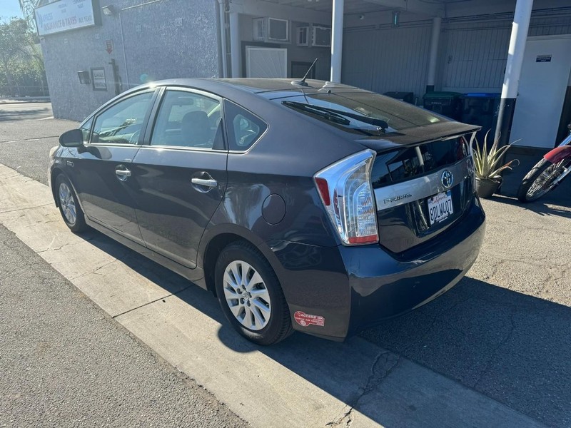 Toyota Prius Plug-In Vehicle Full-screen Gallery Image 3