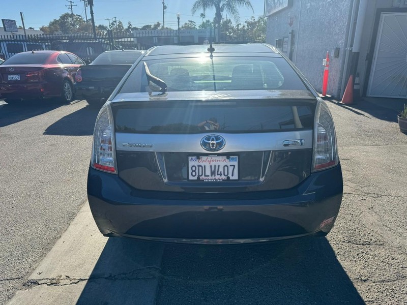 Toyota Prius Plug-In Vehicle Full-screen Gallery Image 4