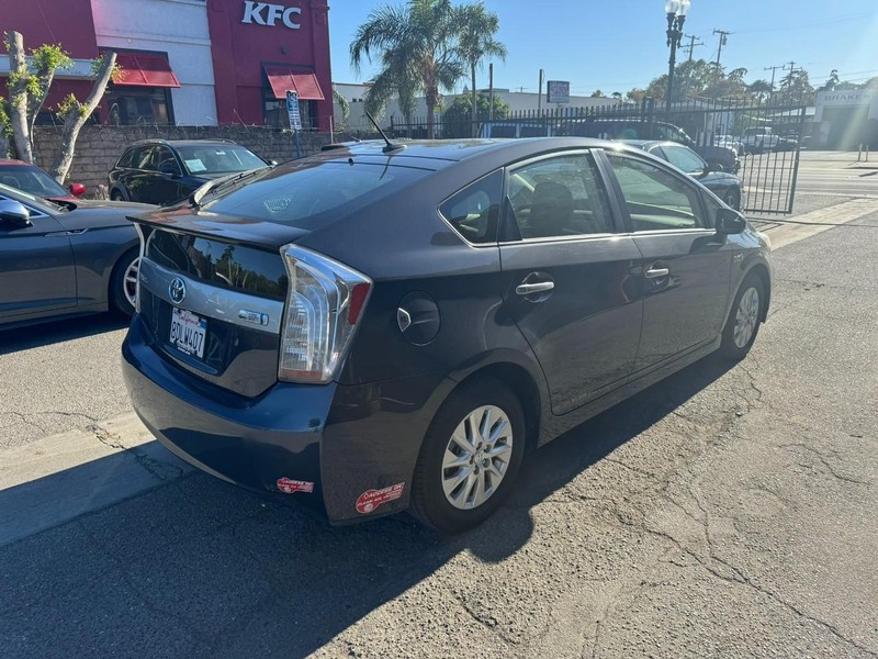 Toyota Prius Plug-In Vehicle Full-screen Gallery Image 5