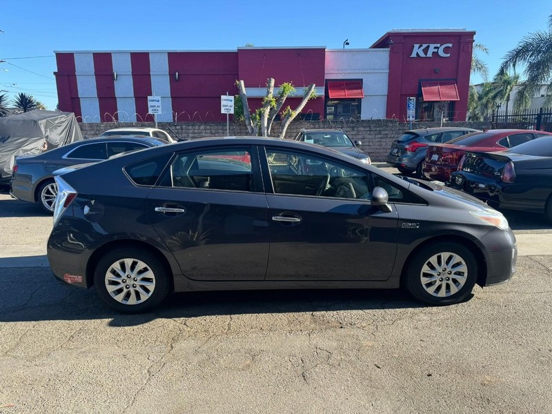 Toyota Prius Plug-In Vehicle Full-screen Gallery Image 6