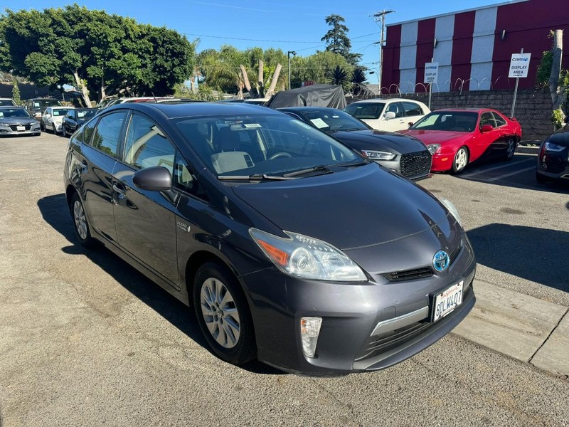 Toyota Prius Plug-In Vehicle Full-screen Gallery Image 7