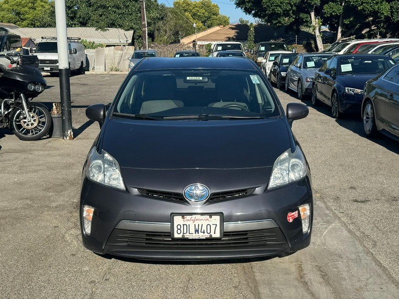 Toyota Prius Plug-In Vehicle Full-screen Gallery Image 8