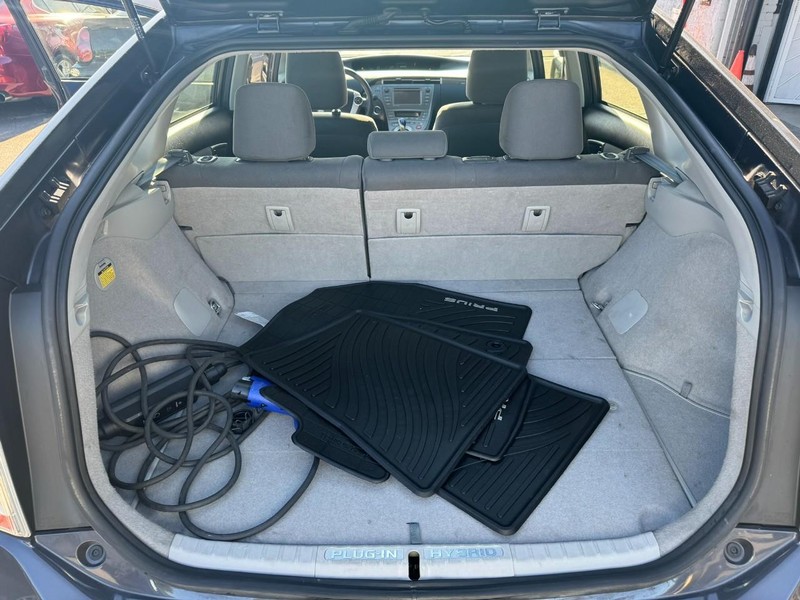 Toyota Prius Plug-In Vehicle Full-screen Gallery Image 12