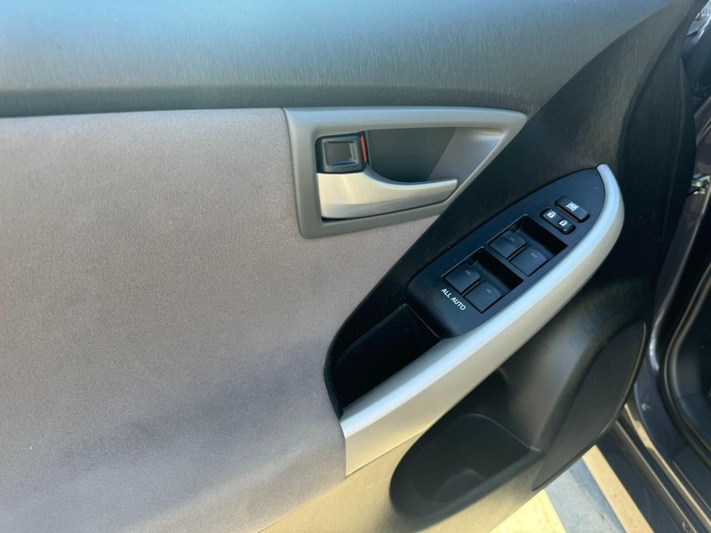 Toyota Prius Plug-In Vehicle Full-screen Gallery Image 13