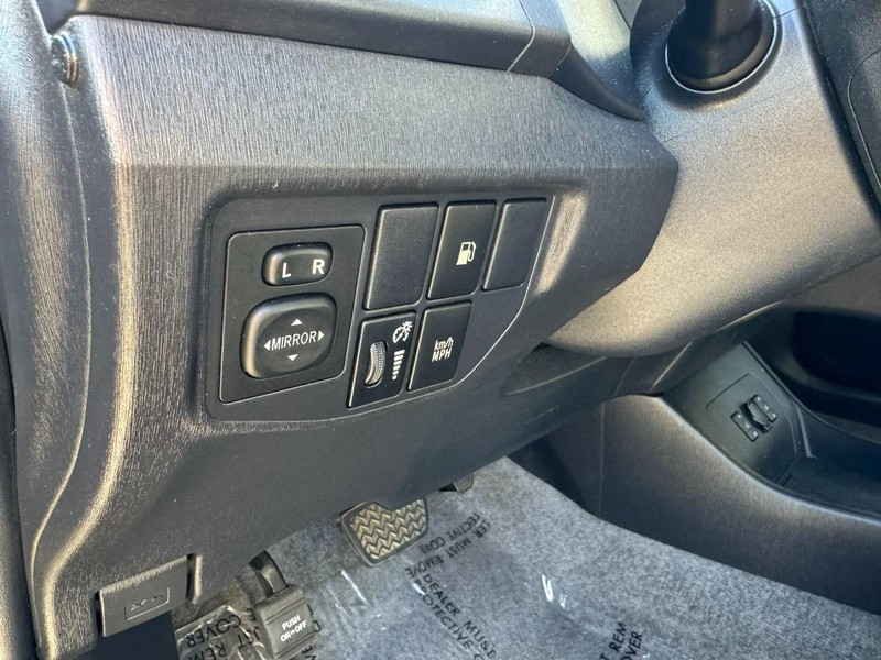 Toyota Prius Plug-In Vehicle Full-screen Gallery Image 14