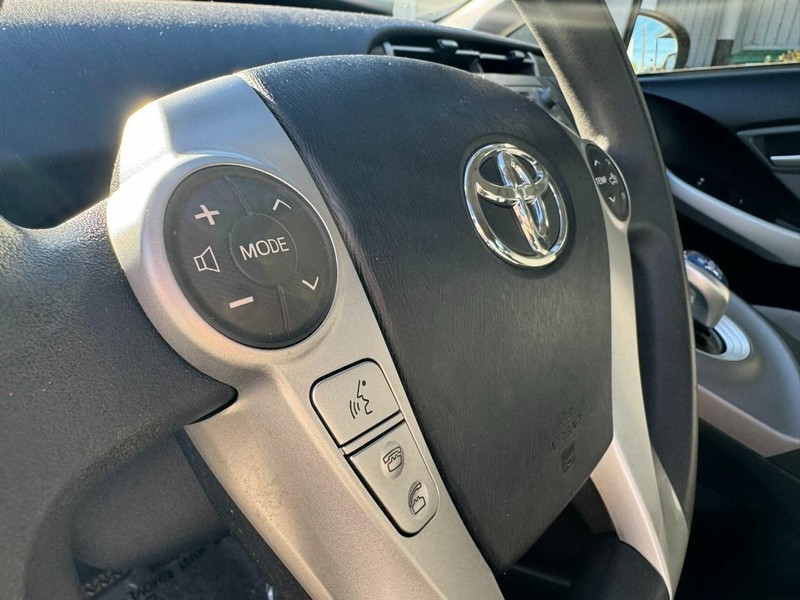 Toyota Prius Plug-In Vehicle Full-screen Gallery Image 15