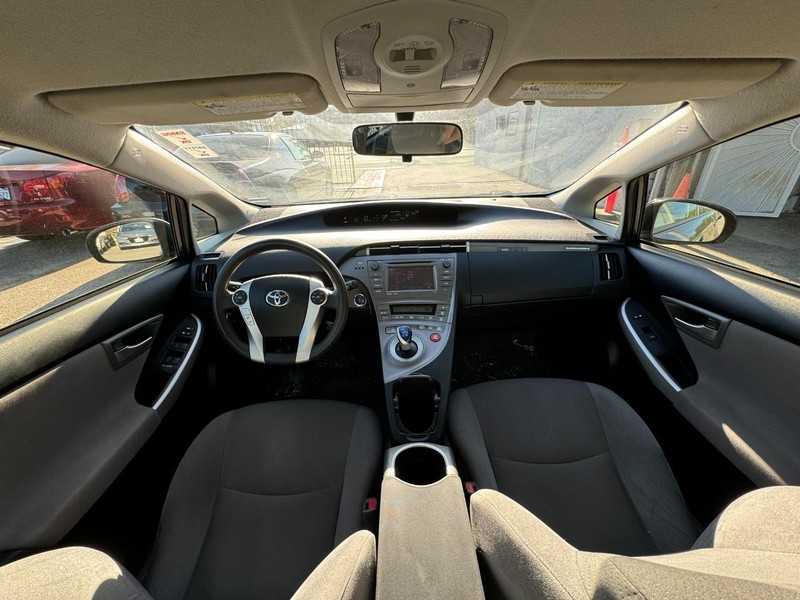 Toyota Prius Plug-In Vehicle Full-screen Gallery Image 16