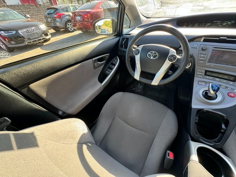 Toyota Prius Plug-In Vehicle Full-screen Gallery Image 17
