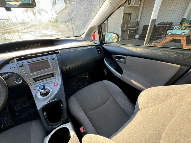 Toyota Prius Plug-In Vehicle Full-screen Gallery Image 18