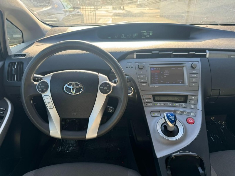 Toyota Prius Plug-In Vehicle Full-screen Gallery Image 19