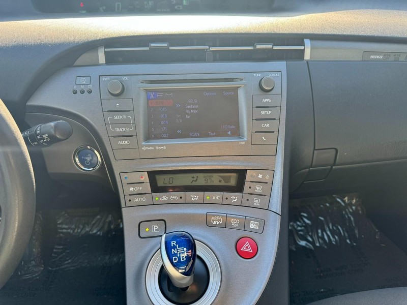 Toyota Prius Plug-In Vehicle Full-screen Gallery Image 20