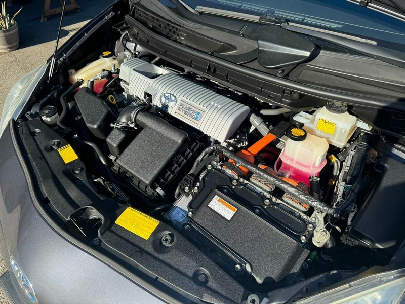 Toyota Prius Plug-In Vehicle Full-screen Gallery Image 23