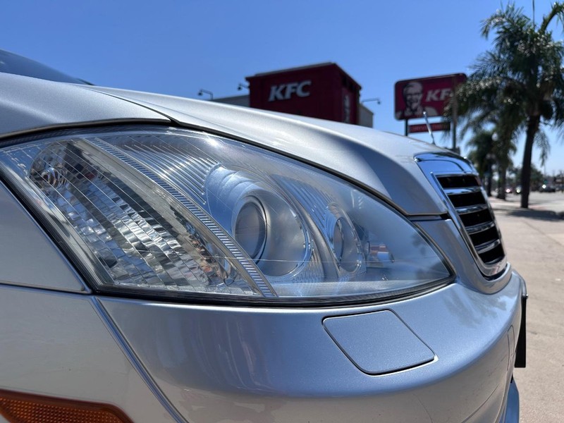 Mercedes-Benz S-Class Vehicle Full-screen Gallery Image 9