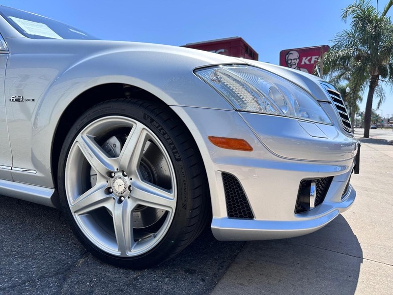 Mercedes-Benz S-Class Vehicle Full-screen Gallery Image 10