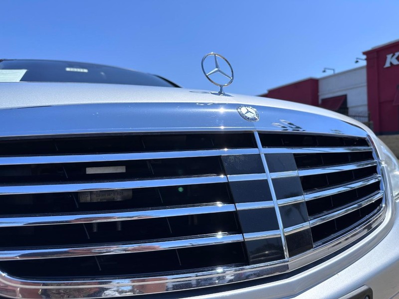 Mercedes-Benz S-Class Vehicle Full-screen Gallery Image 11