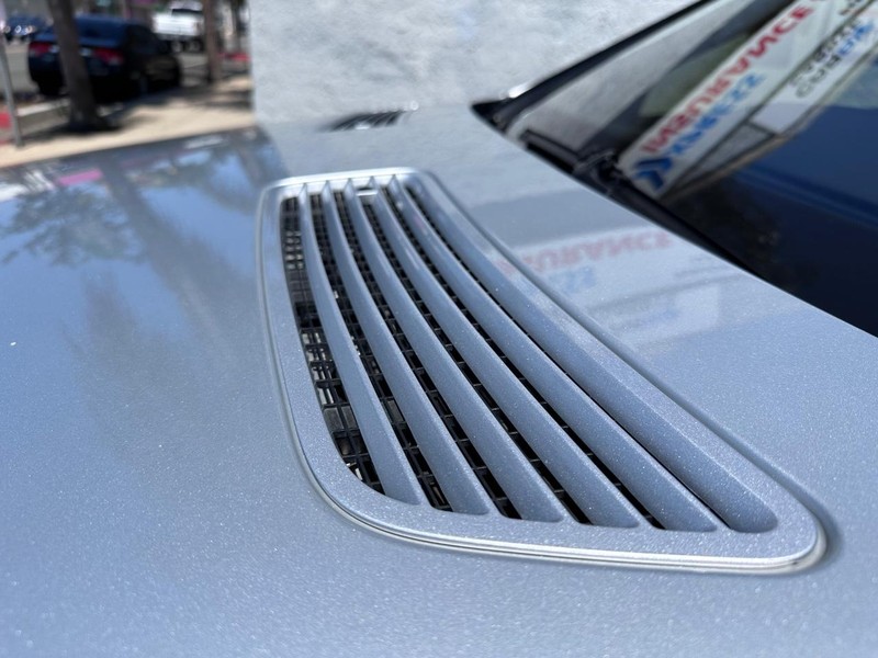 Mercedes-Benz S-Class Vehicle Full-screen Gallery Image 12