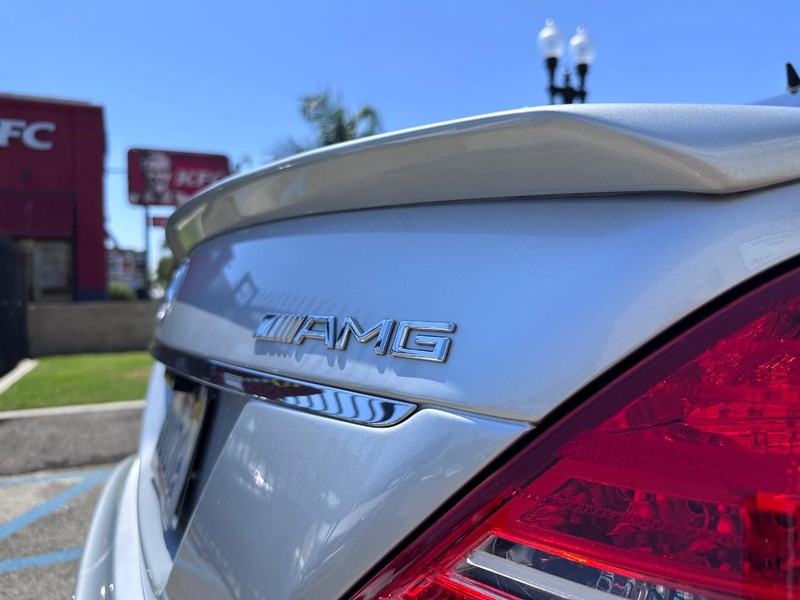 Mercedes-Benz S-Class Vehicle Full-screen Gallery Image 16