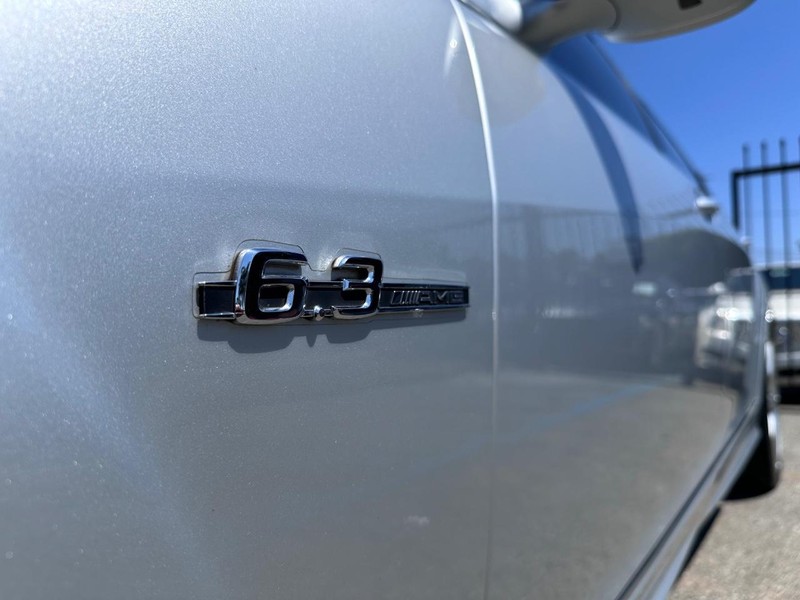 Mercedes-Benz S-Class Vehicle Full-screen Gallery Image 17