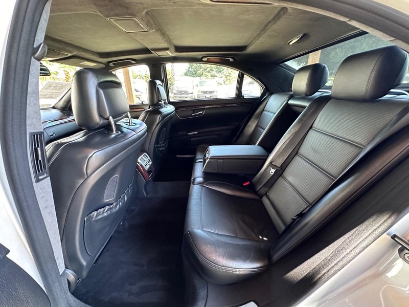 Mercedes-Benz S-Class Vehicle Full-screen Gallery Image 21