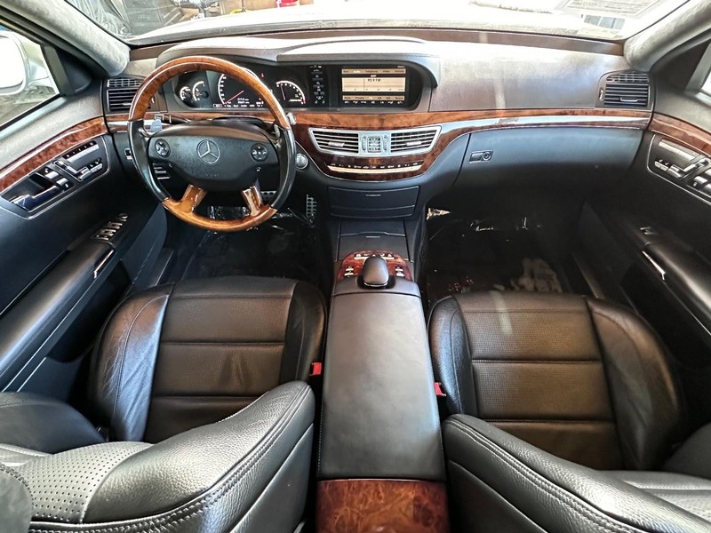 Mercedes-Benz S-Class Vehicle Full-screen Gallery Image 22