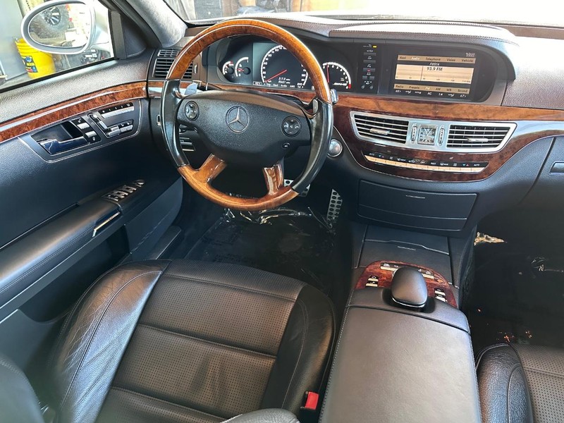 Mercedes-Benz S-Class Vehicle Full-screen Gallery Image 23
