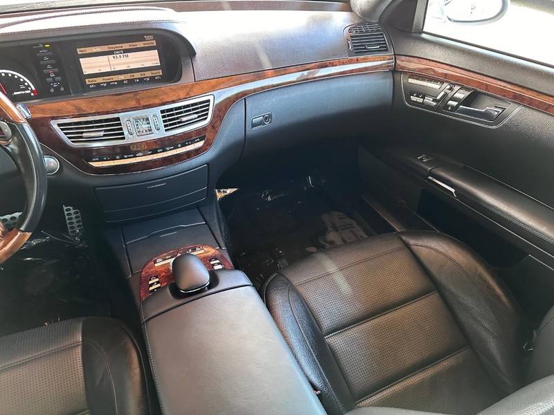 Mercedes-Benz S-Class Vehicle Full-screen Gallery Image 24