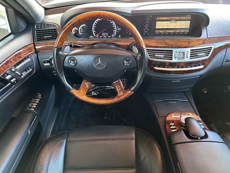 Mercedes-Benz S-Class Vehicle Full-screen Gallery Image 25