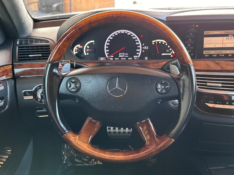 Mercedes-Benz S-Class Vehicle Full-screen Gallery Image 26