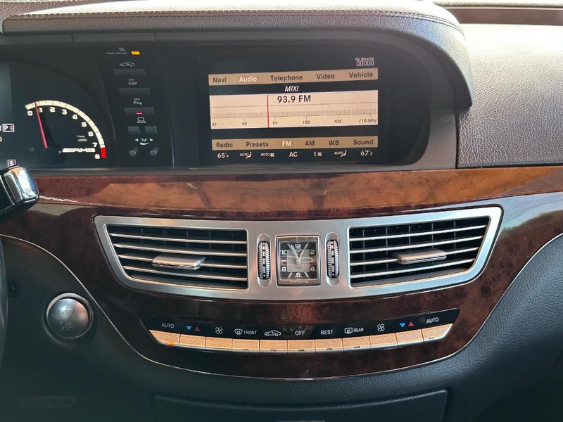 Mercedes-Benz S-Class Vehicle Full-screen Gallery Image 27
