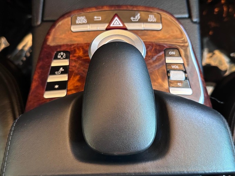 Mercedes-Benz S-Class Vehicle Full-screen Gallery Image 28