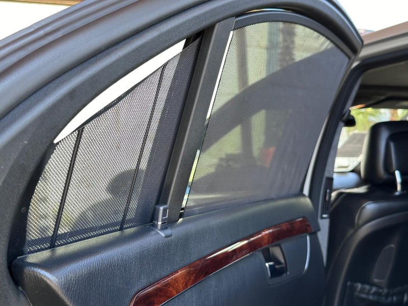 Mercedes-Benz S-Class Vehicle Full-screen Gallery Image 29