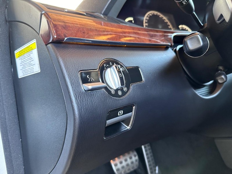 Mercedes-Benz S-Class Vehicle Full-screen Gallery Image 32
