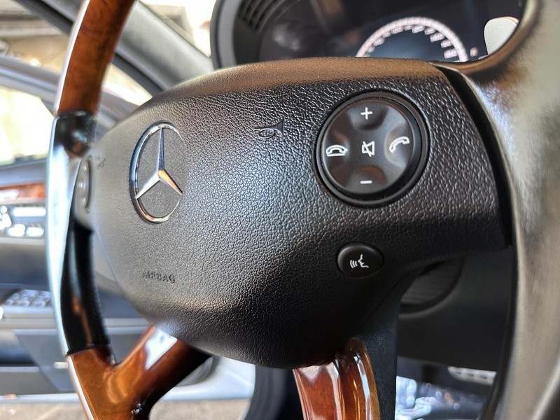 Mercedes-Benz S-Class Vehicle Full-screen Gallery Image 34