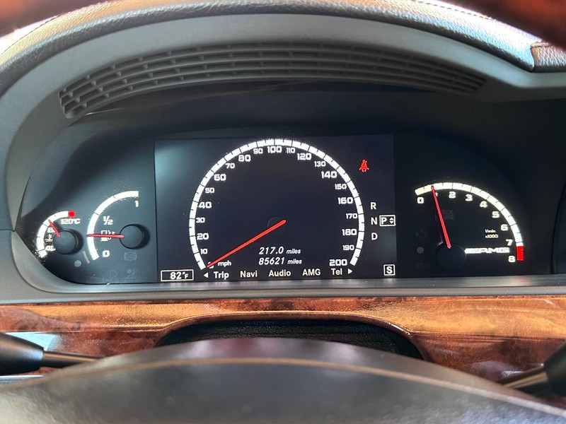 Mercedes-Benz S-Class Vehicle Full-screen Gallery Image 35