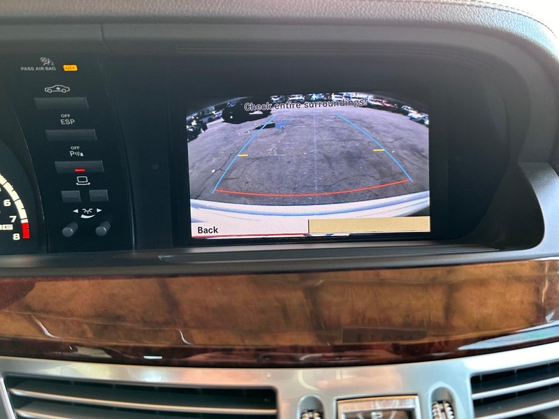 Mercedes-Benz S-Class Vehicle Full-screen Gallery Image 36