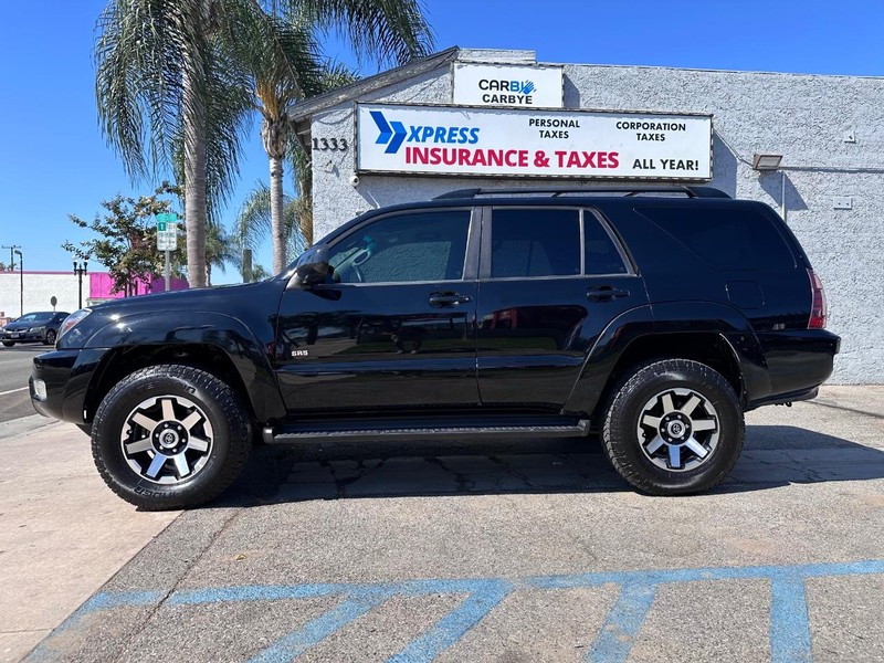 Toyota 4Runner Vehicle Full-screen Gallery Image 2