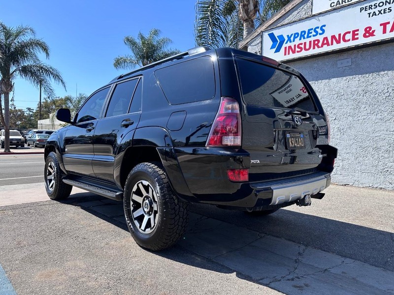 Toyota 4Runner Vehicle Full-screen Gallery Image 3