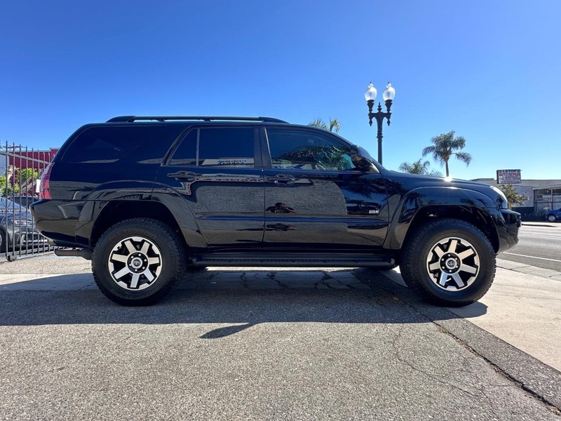 Toyota 4Runner Vehicle Full-screen Gallery Image 6