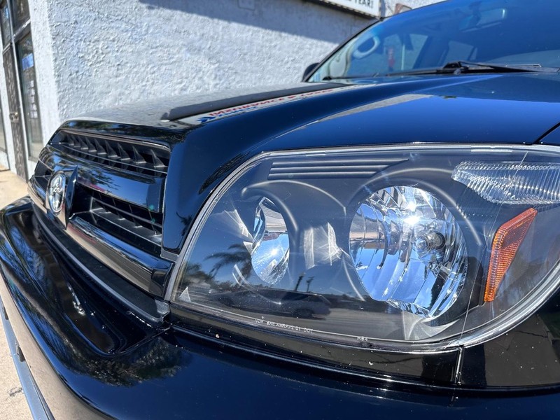 Toyota 4Runner Vehicle Full-screen Gallery Image 9