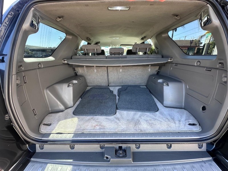 Toyota 4Runner Vehicle Full-screen Gallery Image 12