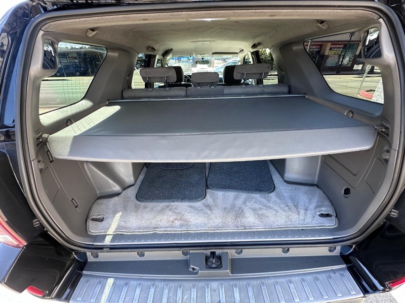 Toyota 4Runner Vehicle Full-screen Gallery Image 13