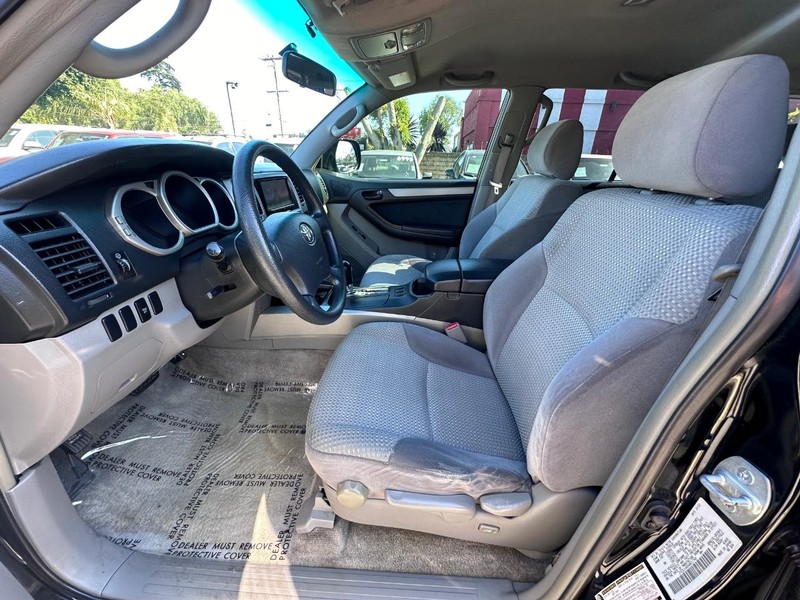 Toyota 4Runner Vehicle Full-screen Gallery Image 14