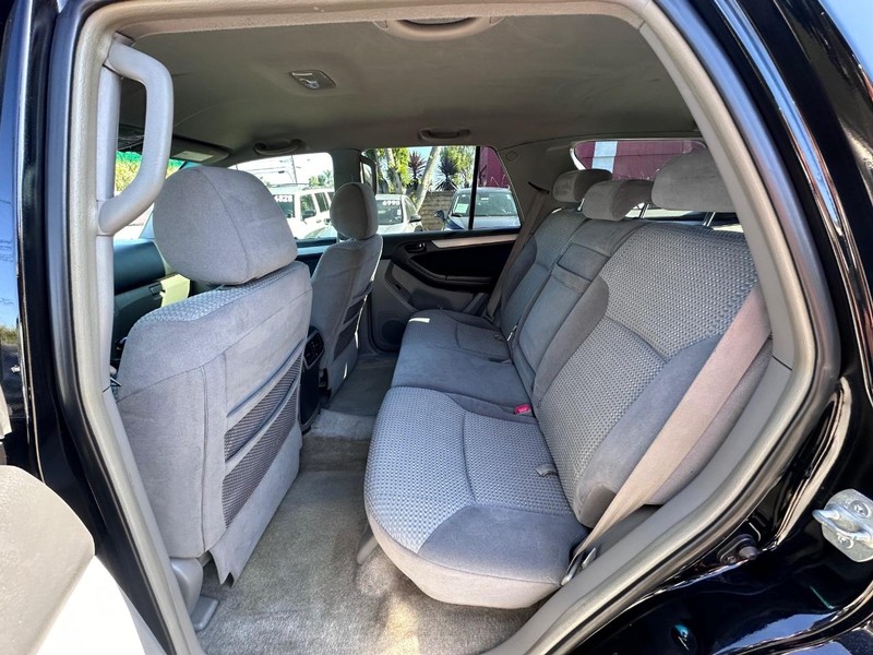 Toyota 4Runner Vehicle Full-screen Gallery Image 15