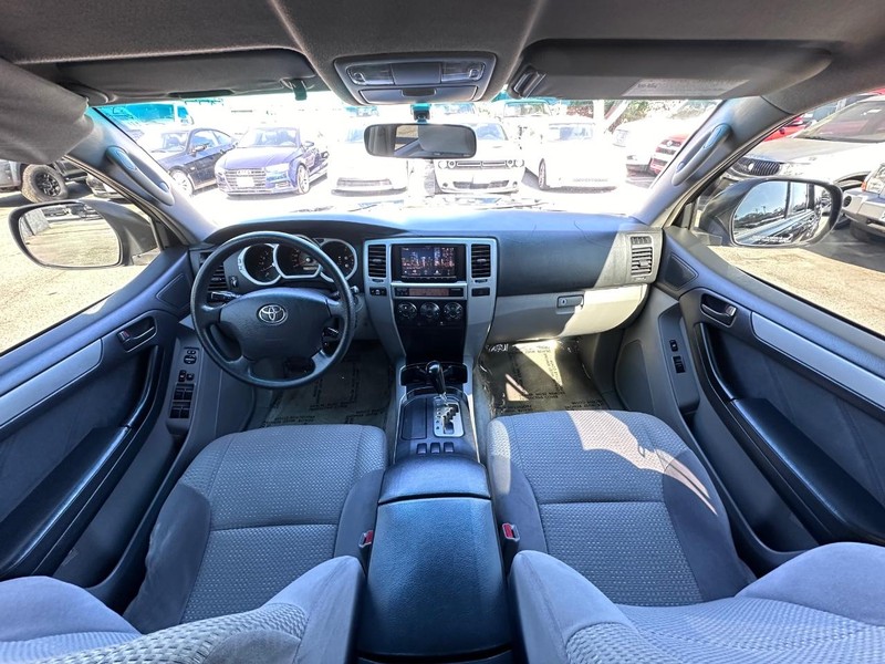 Toyota 4Runner Vehicle Full-screen Gallery Image 16