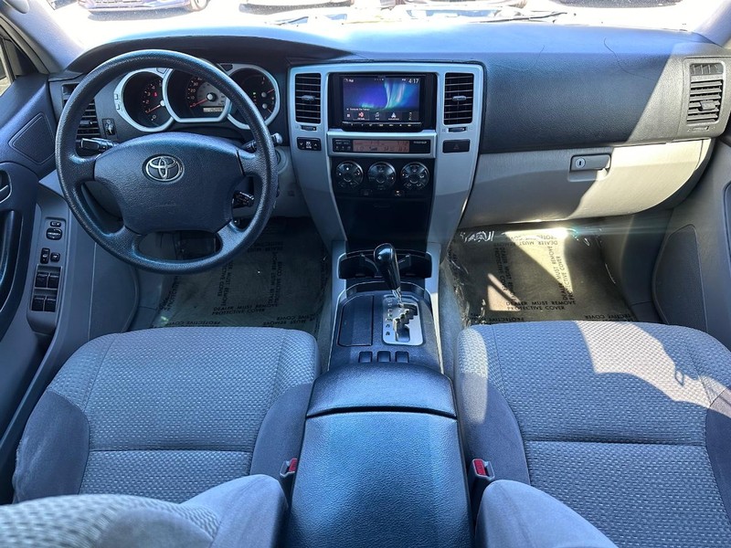 Toyota 4Runner Vehicle Full-screen Gallery Image 17