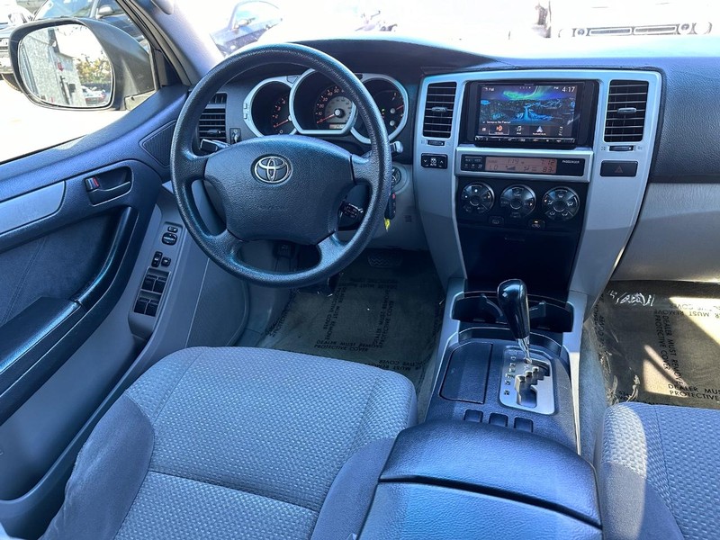Toyota 4Runner Vehicle Full-screen Gallery Image 18