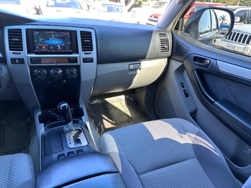 Toyota 4Runner Vehicle Full-screen Gallery Image 19
